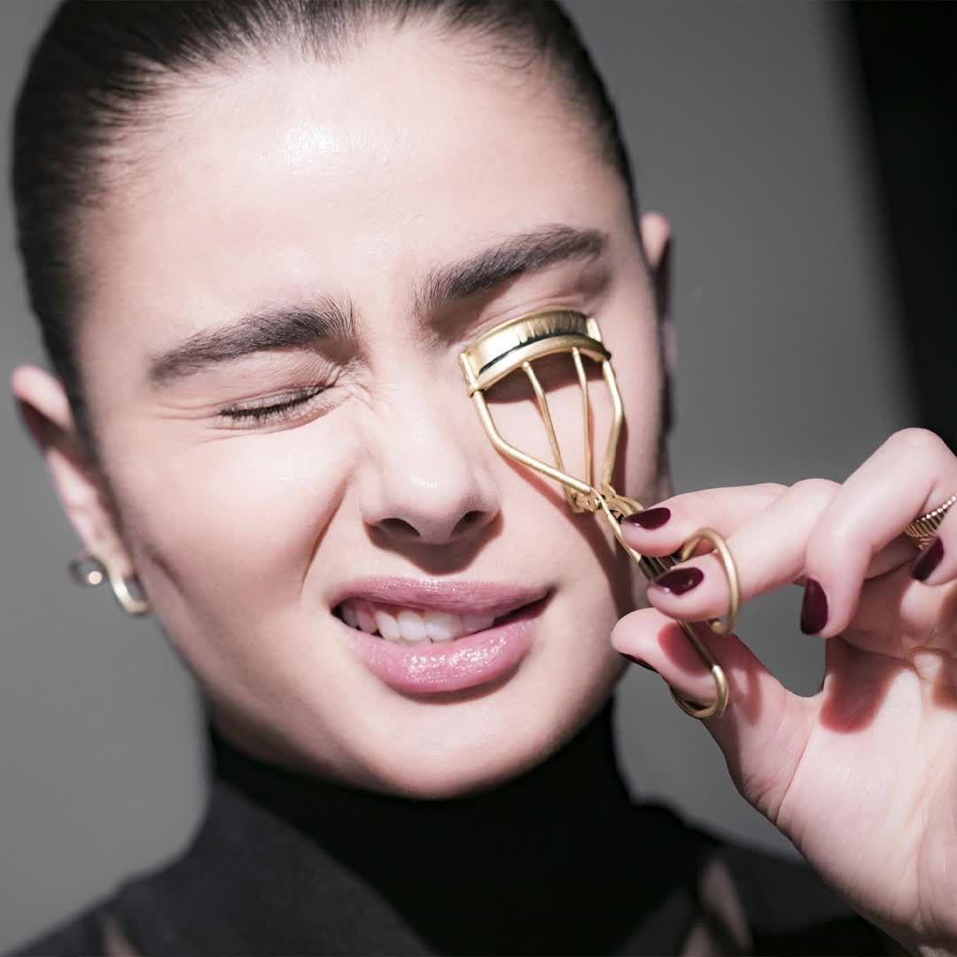 Lancôme Official - Tested and approved even by the most over stressed lashes. New Lash Revitalizing Serum™ gently conditions eyelashes from root to tip and leaves lashes feeling nourished and fortifie...