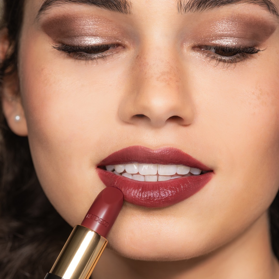 ARTDECO - What a glam look! ✨ Perfect for beautiful autumn days or even the upcoming festive season, don't you think?⠀⠀⠀⠀⠀⠀⠀⠀⠀
⠀⠀⠀⠀⠀⠀⠀⠀⠀
Products used:⠀⠀⠀⠀⠀⠀⠀⠀⠀
Eye Designer Refill N°21A golden days⠀⠀...