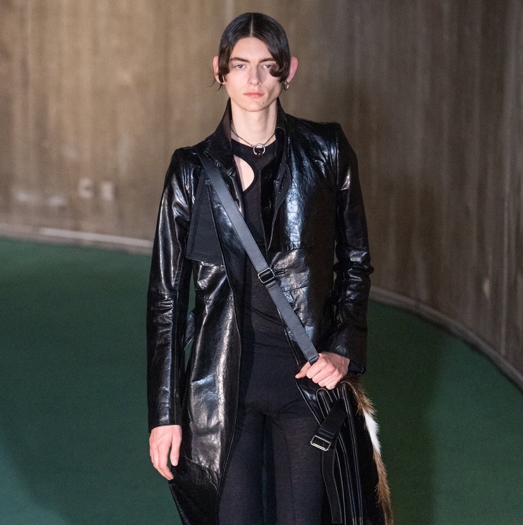 A N T O N I O L I . E U - Runway look: @anndemeulemeester_official black leather coat