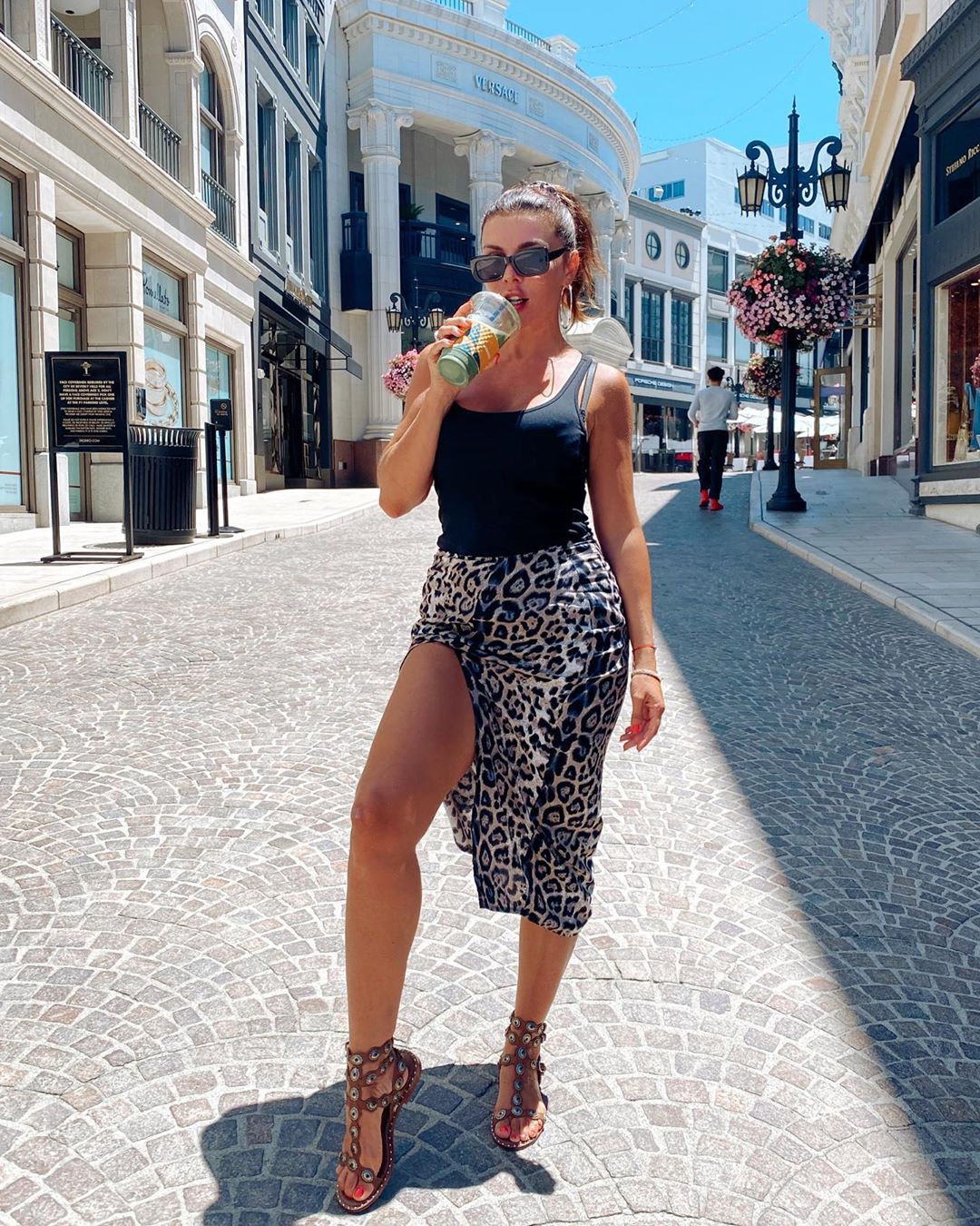 ANNA SEDOKOVA - На Rodeo Drive не так много людей.  Исключение составляет только Louis Vuttion, очередь в который до сих пор составляет человек 20. Впускают по несколько человек. Chanel заколочен доск...