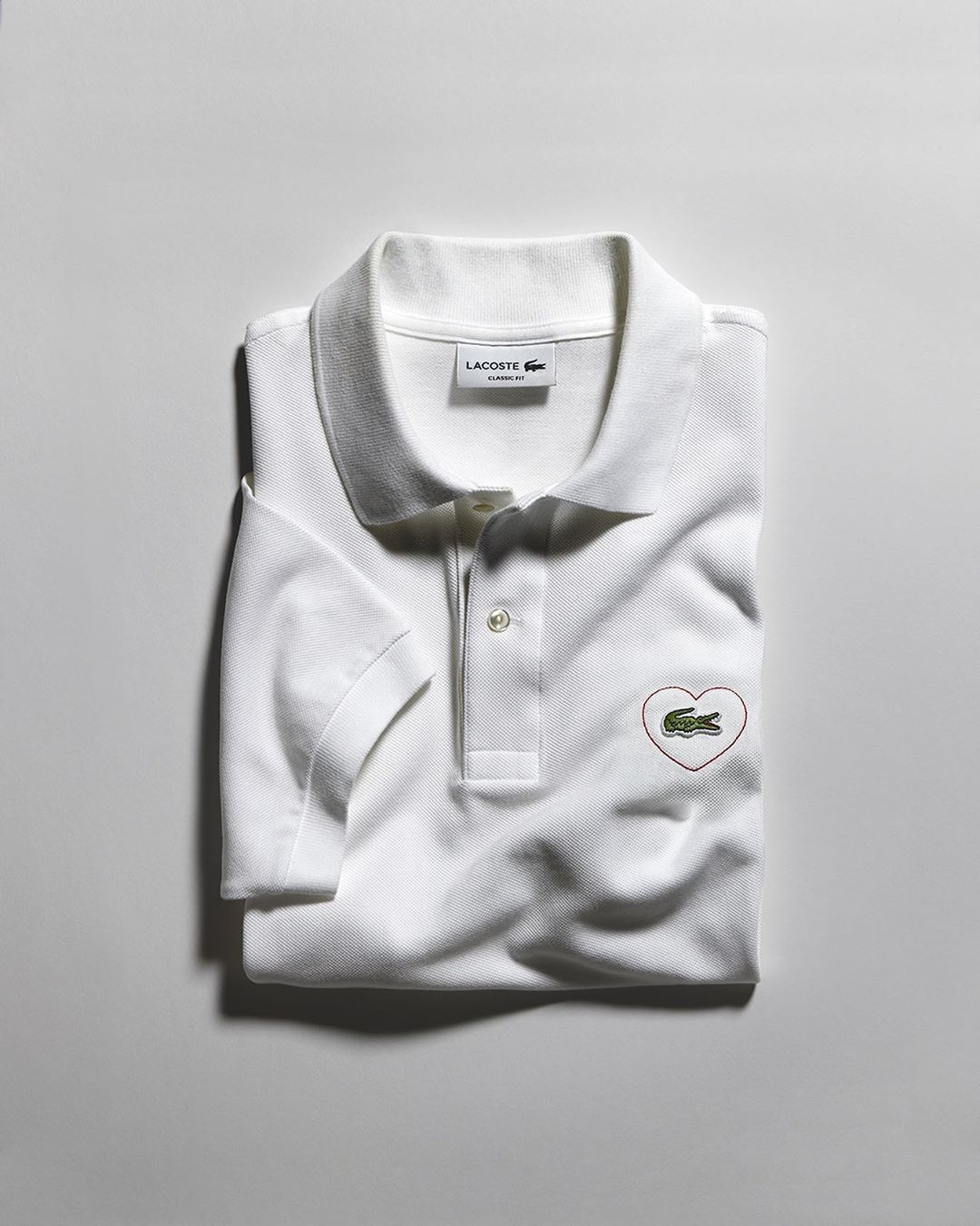 Lacoste - L.12.12 Polo Merci, solidarity with a heart.
A limited-edition polo to thank all the volunteers and to support those who work for the International Federation of Red Cross and Red Crescent S...
