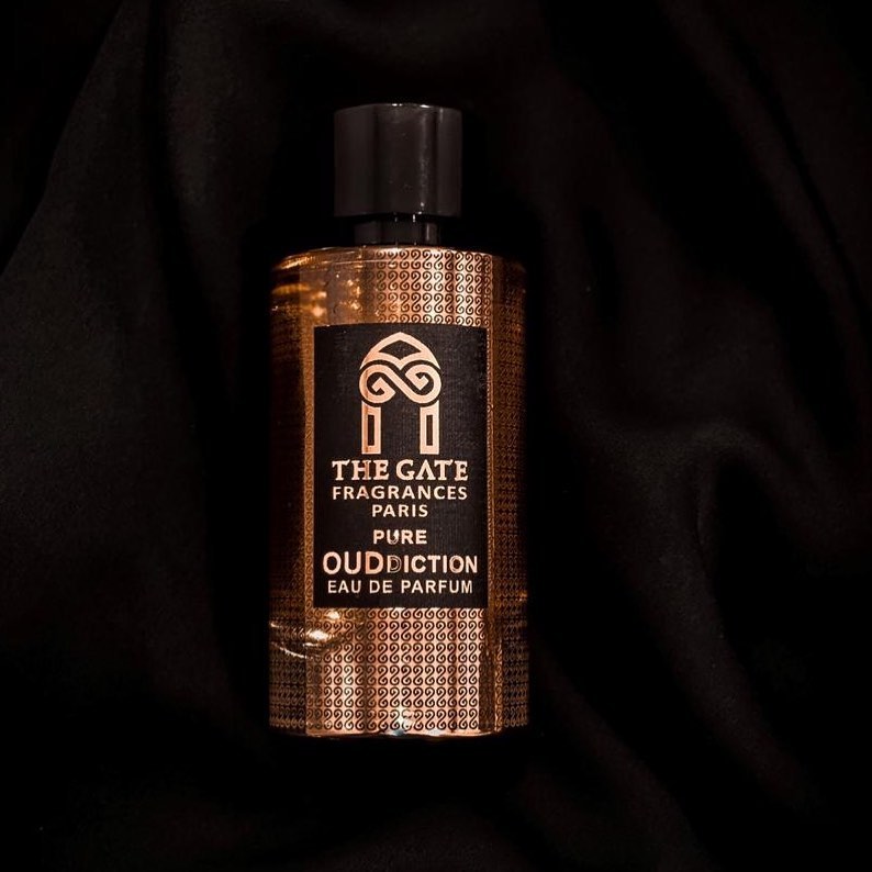 Thegateparis - PURE OUDDICTION
€295.00
An addiction to go beyond and an eagerness to reach a tempting eventual infinity of the universe describe Pire OUDDiction fragrance in its original meaning.
Top...