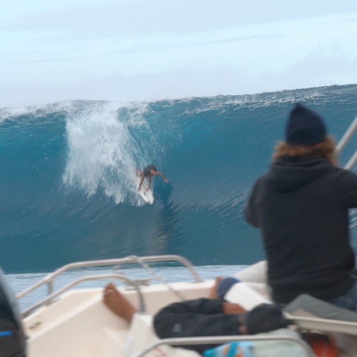 Quiksilver - Former Teahupo’o champion. Current Teahupo’o lord. @floresjeremy, making it look all too easy.