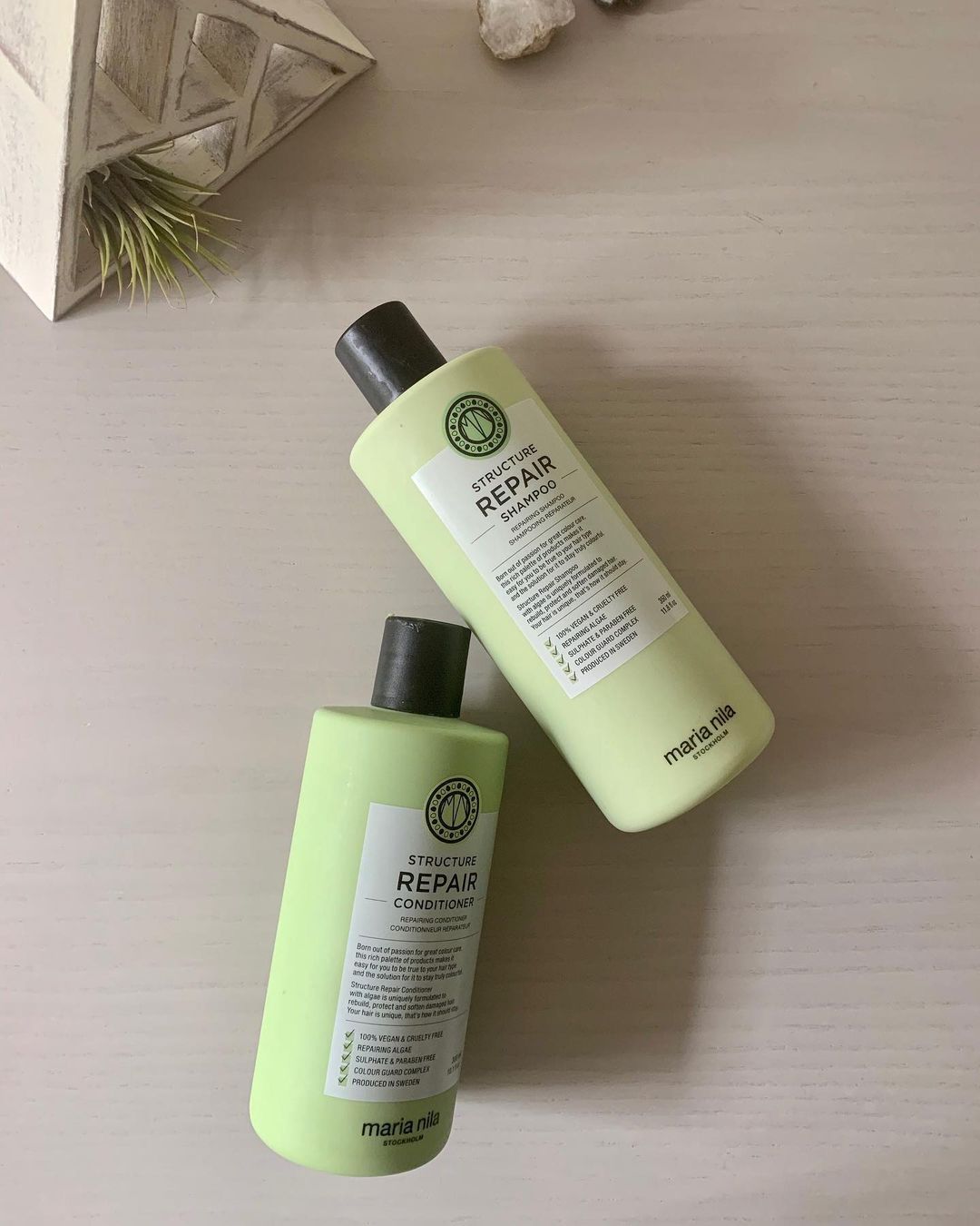 Maria Nila Stockholm - Structure Repair with algae extract 💚 Regain your hair’s natural strength. A perfect solution against dry and damaged hair. 📷: @sadiesink_  #marianila #ichoosefriendly