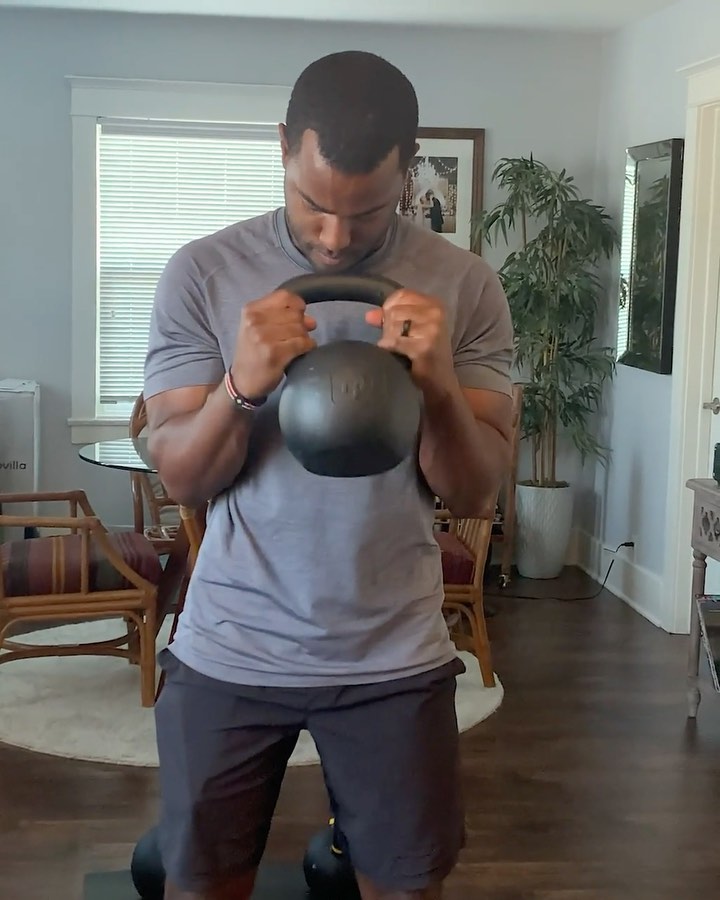 Onnit - This is @jmoore.fit’s go-to arm workout since he won our @onnit kettlebells!⁠
-⁠
KB Horn 1/4 to Full Curl x12⁠
KB Eccentric Curls x6 each side⁠
KB Kneeling 1/4-1/2-Full Press x10 each side
KB...