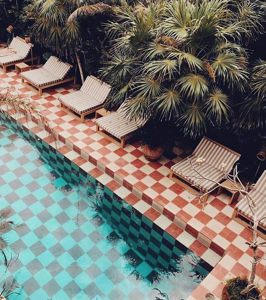 Charo Ruiz Ibiza - Digital content creator and globetrotter @liveranilorenzo brings us a vantage point overlooking the interior of a beautiful garden pool in Tulum. Comfort in this space is related to...