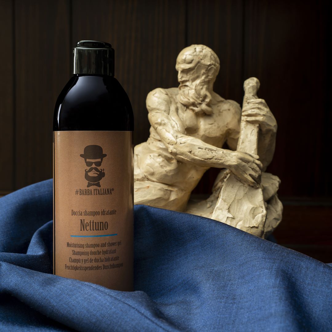 #Barba Italiana - La possanza e le perfette proporzioni che vediamo nelle statue romane sono il frutto di un ideale estetico mutuato dalla visione greca.⁣
⠀⁣
🛒 Doccia shampoo idratante a base di olio...