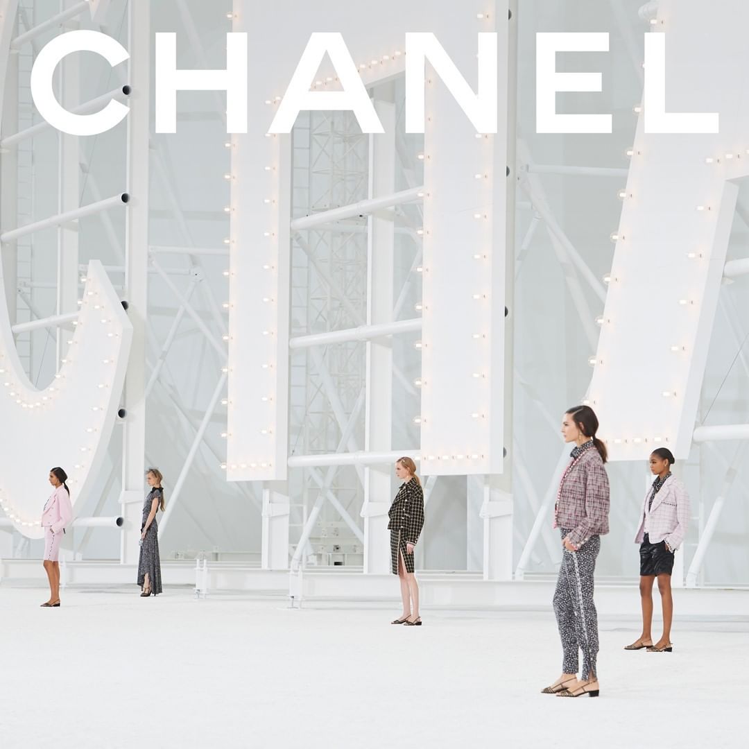 CHANEL - Now playing on Apple Music — the CHANEL Spring-Summer 2021 Ready-to-Wear show’s soundtrack.

#CHANELSpringSummer #CHANEL #PFW @AppleMusic