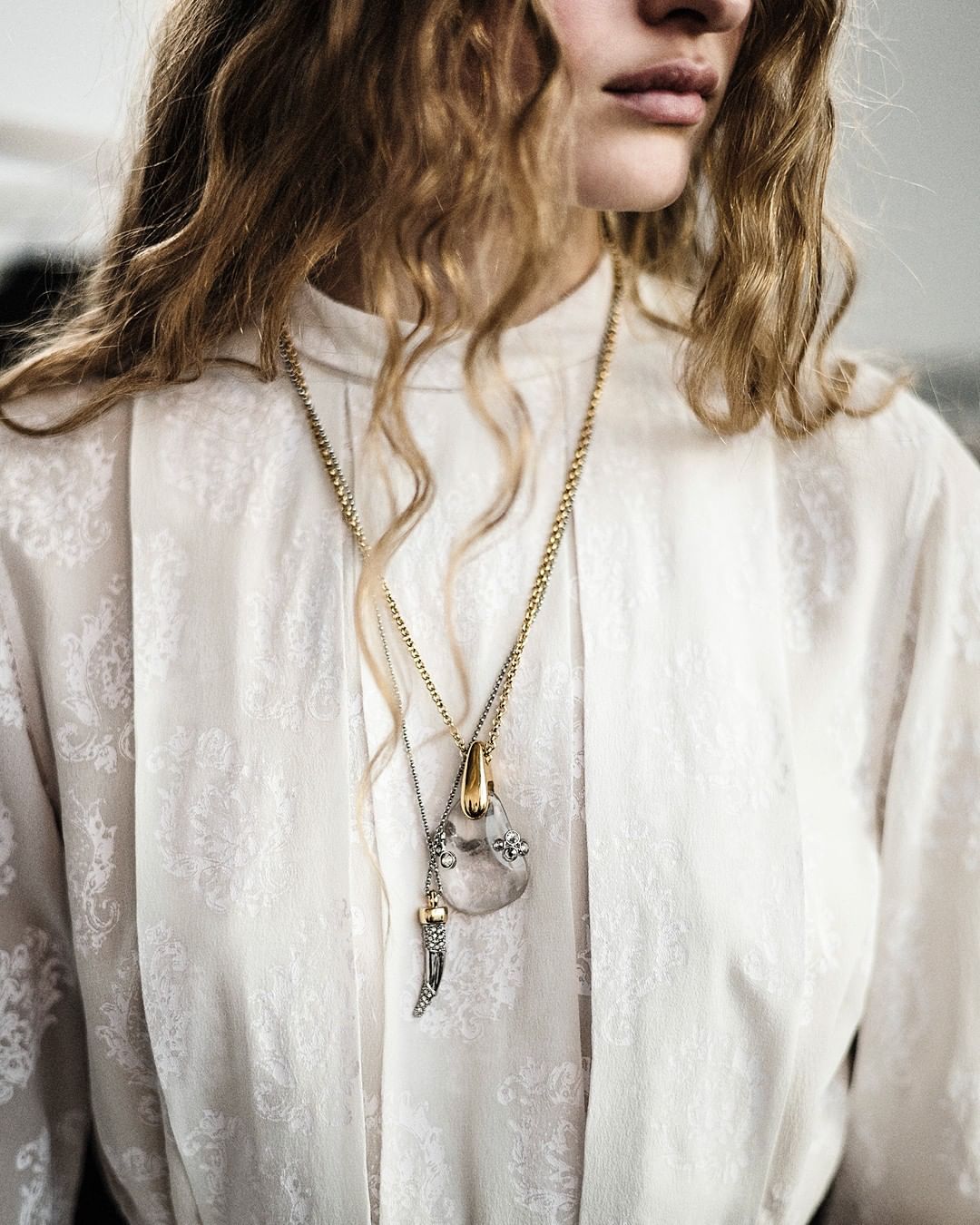 Chloé - Layer pendant necklaces as though lines of a poem

Shop #CHLOEfall20 jewellery in boutiques and on chloe.com

#CHLOE
