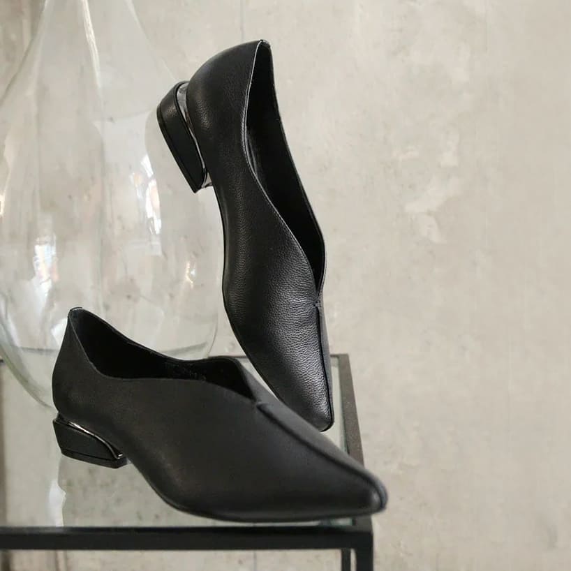 TERVOLINA - Еще один хит осенней коллекции Tervolina — туфли из натуральной кожи  IZOLDA. 
Не смотря на черный цвет, назвать их скучными было бы ошибкой.
 
Удлинённая форма носа и небольшой каблук с м...