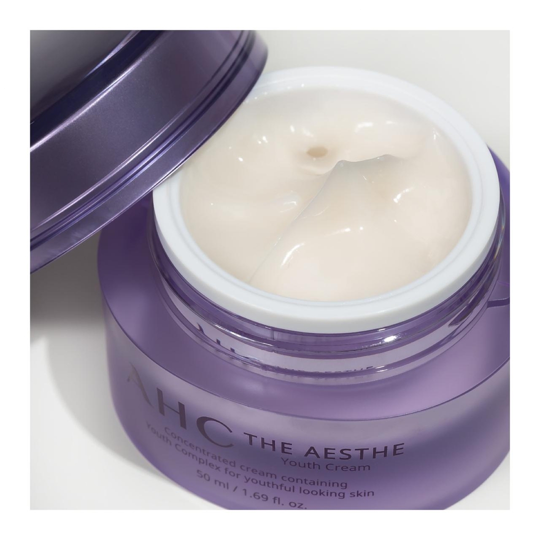 Л'Этуаль - #ТОЛЬКОВЛЭТУАЛЬ
⠀
Даже если ты не особенно увлекаешься K-beauty, в любом случае наверняка оценишь кое-что интересное от AHC.⠀
⠀
Интенсивный увлажняющий крем для лица The Aesthe — это универ...