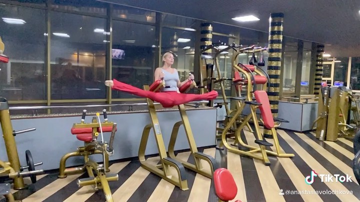 Анастасия Волочкова - Иметь стройную и грациозную растяжку-это, и правда, кайф!👍 Но за этим кайфом лежит огромный труд с детства.. Когда я пришла в балетное училище, моя ножка не поднималась даже на 9...