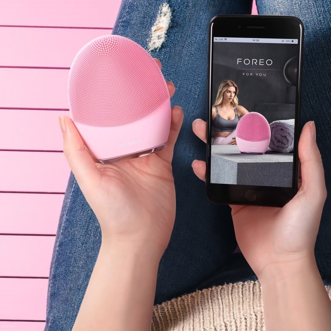 FOREO - Sometimes it feels great to disconnect, but it’s even better to feel connected. Pairing your LUNA with the FOREO App lets you take control of a whole range of great cleansing modes and feature...