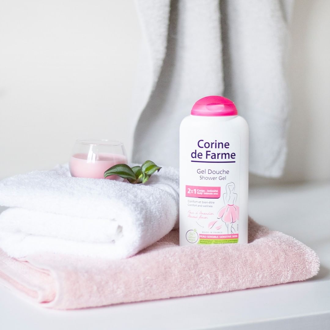 Corine de Farme France - La Douche Corps & Intimité Douceur 100% clean beauty et sans sulfate est spécialement conçue pour nettoyer en douceur le corps et la zone intime. Enrichie en extrait de fleur...