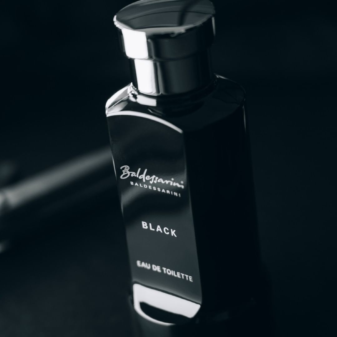 BALDESSARINI FRAGRANCES - A monochrome look and yet a multi-faceted scent.

#baldessariniblack
#baldessarini #separatesthemenfromtheboys #fragrance #baldessarinifragrances #parfum #fragranceoftheday #...