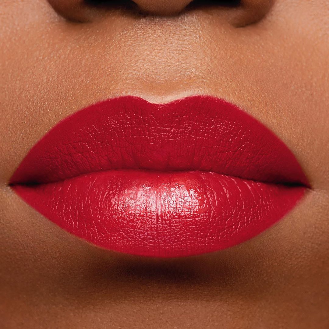 Guerlain - Ruby red for all. Featuring Rouge G 025.

Enriched with spheres of hyaluronic acid to mimic lips’ natural fullness, guggul oil to stimulate collagen* and diamond powder for a flawless finis...