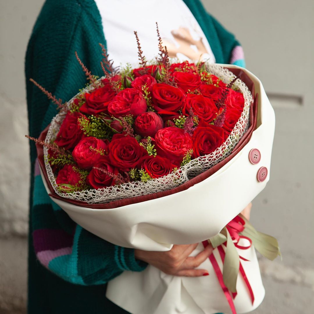 AMF.ru Доставляем радость - Что значит роза? Этот цветок бесподобен в своей красоте и гамме оттенков. Что такое роза ? Это – символ любви. Но ее цвет и даже форма бутона способна влиять на значение цв...
