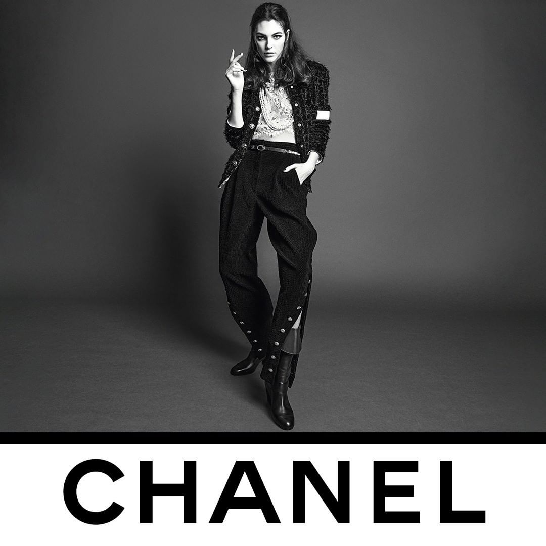 CHANEL - Jodhpur pants that open over riding boots are adorned with press-studs and recall the world of horses that so inspired Gabrielle Chanel. The Fall-Winter 2020/21 Ready-to-Wear collection is no...