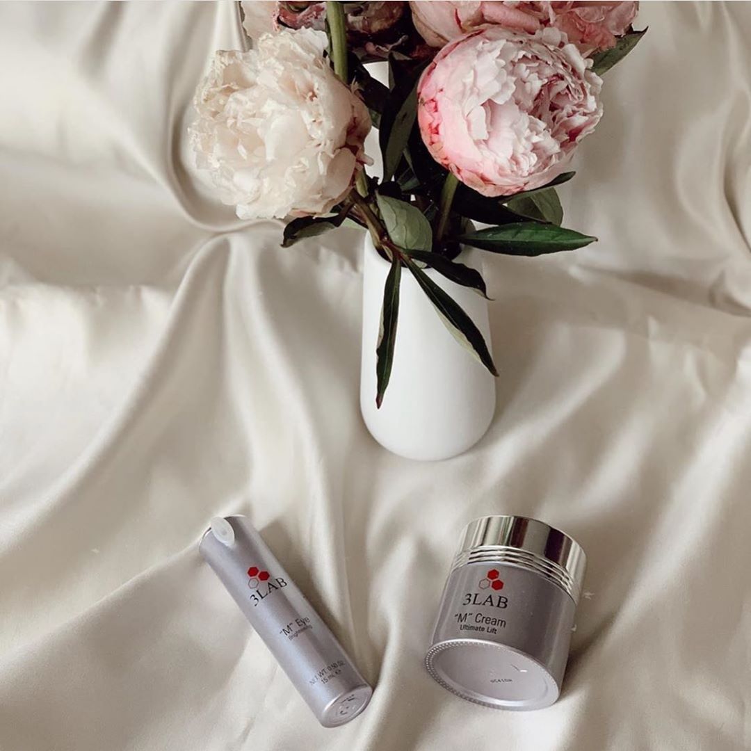3LAB - Utilising our acclaimed and rare ingredient of Apple Stem Technology, both the ‘M’ Eye Brightening Serum and ‘M’ Cream Ultimate Lift work side by side to visibly brighten and firm the skin, giv...