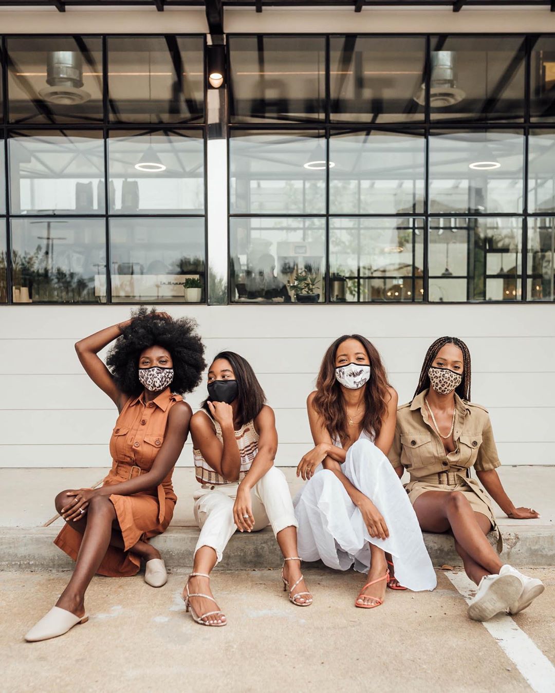 Banana Republic - @influencingincolor showing us that friends that mask together, stay together 👯‍♀️