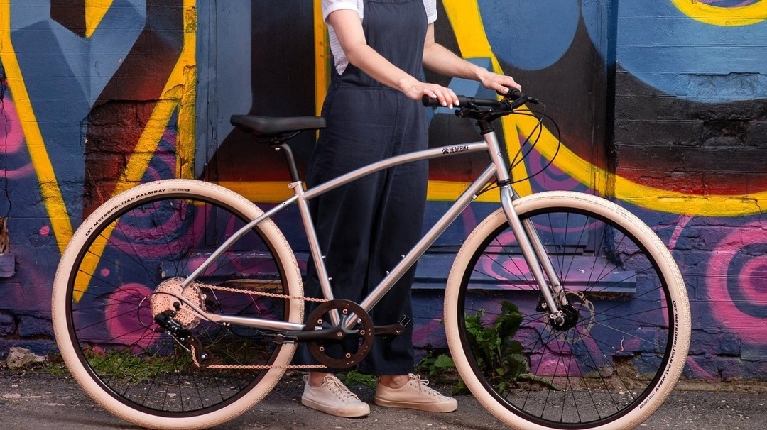 Фирменный веломагазин Forward - Городской велосипед BearBike Perm — это уникальная модель, которая взяла лучшие свойства разных типов велосипедов. Он продуман до мелочей: даже стежки на седле подчерки...
