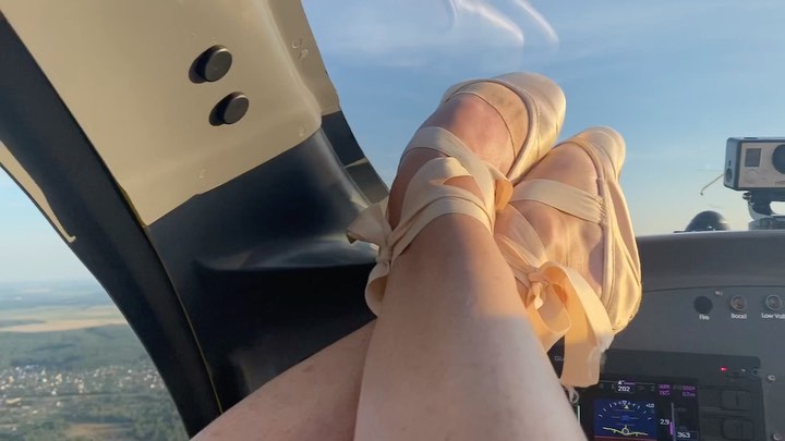 Анастасия Волочкова - Я панически боюсь летать на самолётах и вертолетах!🙈 Вчера в Авиацентре "Воскресенский" меня прокатил на автожир профи Михалыч.👍 Мне сначала было дико страшно на таком маленько...