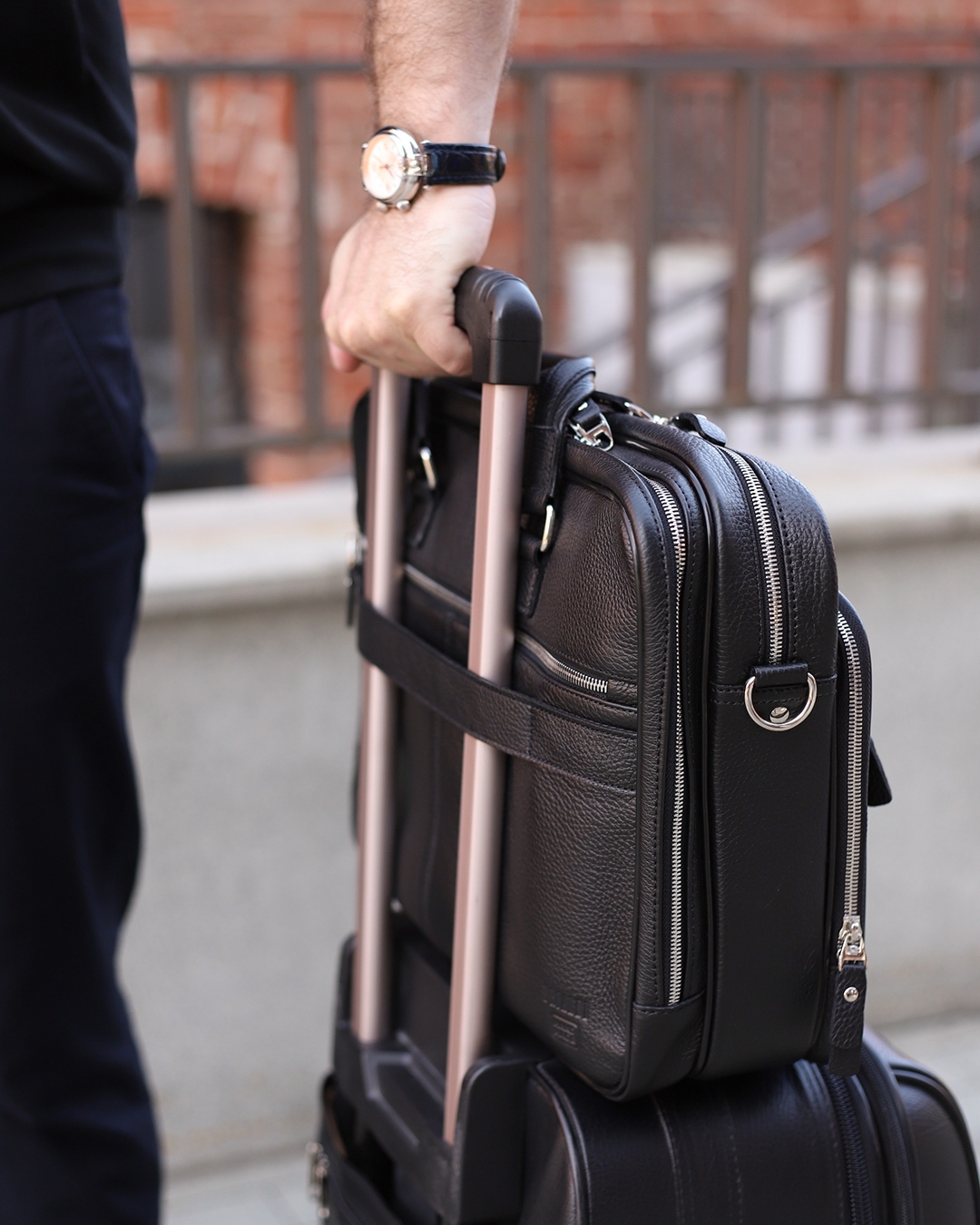 Кожаные сумки и рюкзаки - Благодаря продуманным деталям, привычные вещи могут сделать вашу жизнь комфортнее.
⠀
Например, у сумки MUNSTER предусмотрено специальное крепление на тележку чемодана, что де...