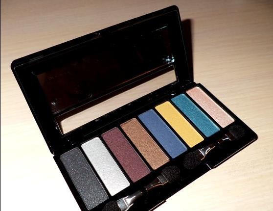 Christmas palette Avon 8-in-1 eyeshadow palette The Metallics and the example of makeup with her - review