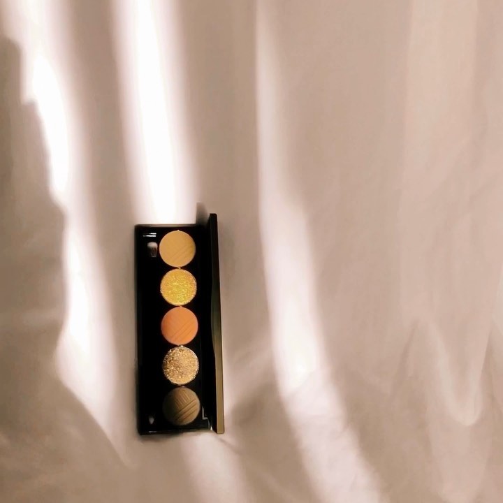 DOSE of COLORS - When the light hits just right ✨ 
Eyeshadow palette: Cutting Edge
.
.
.
#doseofcolors #goldenhour #cuttingedgepalette