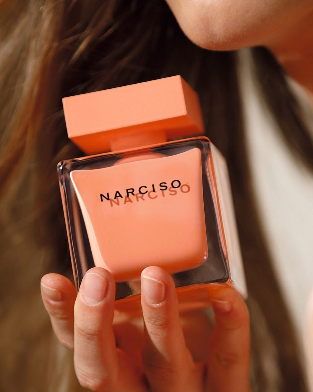 narciso rodriguez - NARCISO eau de parfum ambrée: a sultry heart of musc enveloped by radiant florals and a hint of the sun.
#NARCISO #narcisoambree #myambree #narcisorodriguezparfums #parfum #fragran...