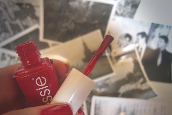 Директриса Head Mistress от Essie Nail Lacquer