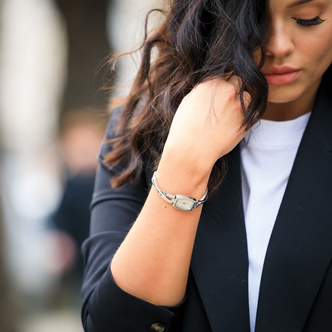 Watches2U - If you are looking for a dainty watch, then the DKNY crosswalk watch is for you. The silver stainless steel bangle has a crisscross design for an elegant style.⁠
⁠
⌚DKNY NY2234⁠
.⁠
📷@meli_...