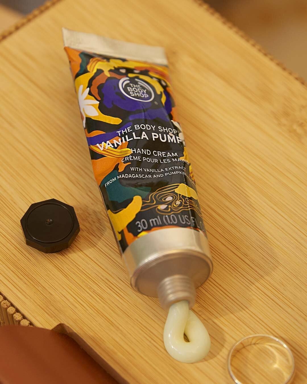 The Body Shop - Еще одна осенняя новинка в нашем арсенале – крем для рук и кутикулы «Тыква и ваниль» с насыщенной текстурой🧡. Он содержит экстракт ванили из Мадагаскара, созданное вручную масло ши из...