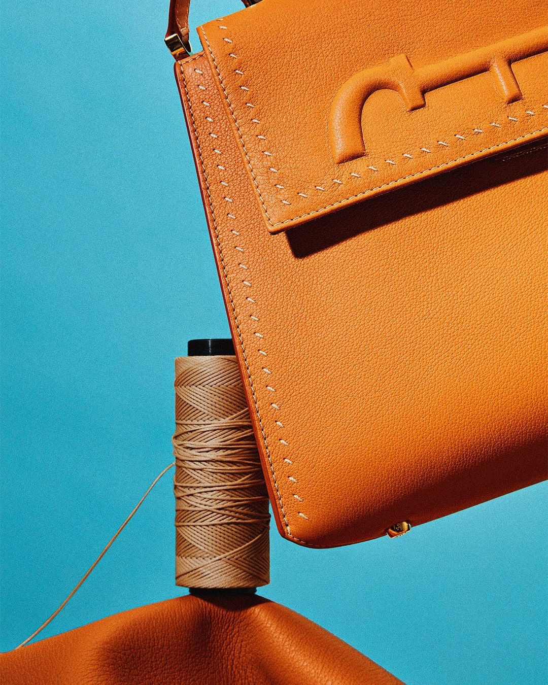 CAROLINA HERRERA - Contrasting stitching that gives #CHDomaInsignia its equestrian character and shows the skill of our artisans. 
#CHInsignia.

For each accessory you acquire, you will donate 10% and...