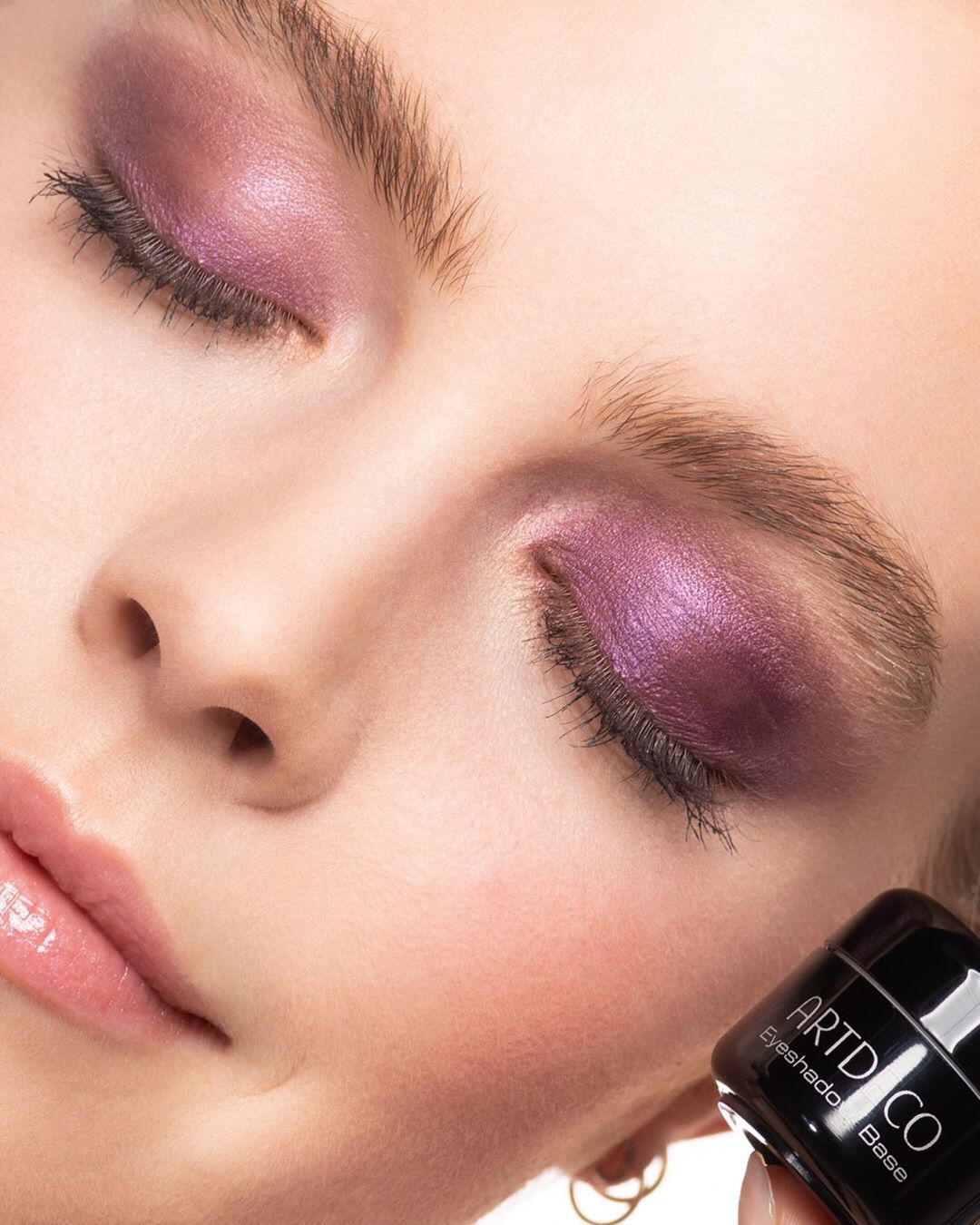 ARTDECO - Make your eyeshadow last the whole day: our Eyeshadow Base makes your eyeshadow highly long-lasting, more intense and brilliant. Can you see the difference between the left and the right sid...