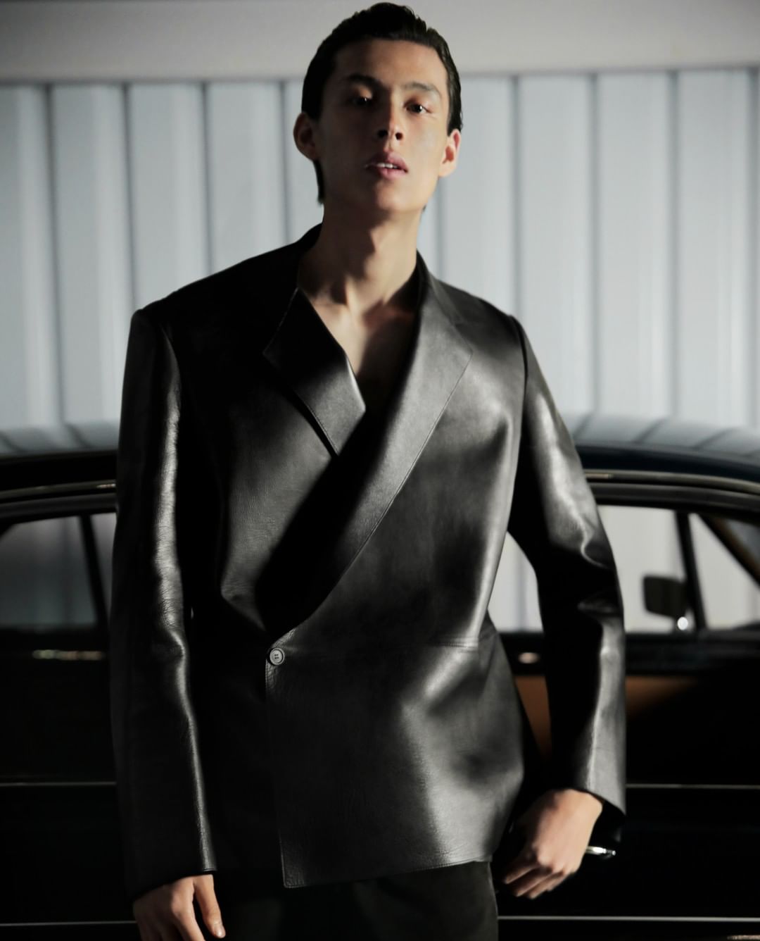 dunhill - LEATHER BLAZER
Wrap tailoring in supple black calfskin. Taken from from ‘Automotive’ - our most recent campaign. #dunhillSS20 
Photography: @luisapagani
