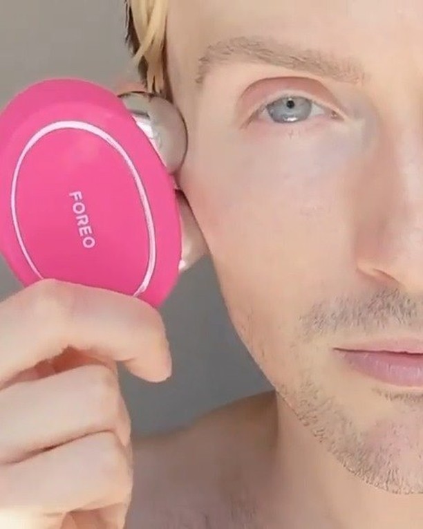 FOREO - Sculpted jawline, contoured cheeks & lifted eyebrows … yes plz 😍!  

Trevor is obsessed with his new BEAR 🐻: "Microcurrent stimulates the muscles which cause cell growth, collagen production,...
