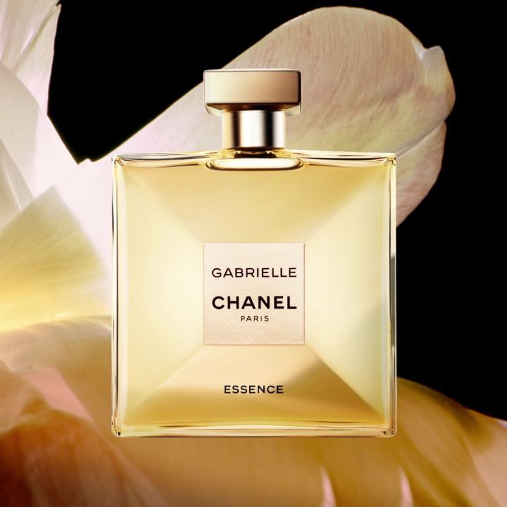 Faces Beauty - يتكون عطر GABRIELLE CHANEL ESSENCE  من زهرة خيالية. إنه قائم على الياسمين والأيلنغ وزهر البرتقال ومسك الروم من غراس. ويتميز عبيره بأثر  مكثف وجذاب.

GABRIELLE CHANEL ESSENCE. The fragra...