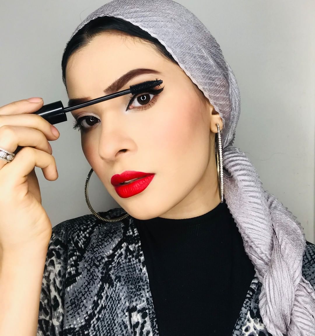 Iba - Let your lips go red & bold and let your lashes express your hidden sonnets just like @khanarzina03 and her stunning persona ♥️♥️ 
.
.
🤎 Eye Talk HD Eye Shadow Palette - Smoky Passion - Rs. 799...