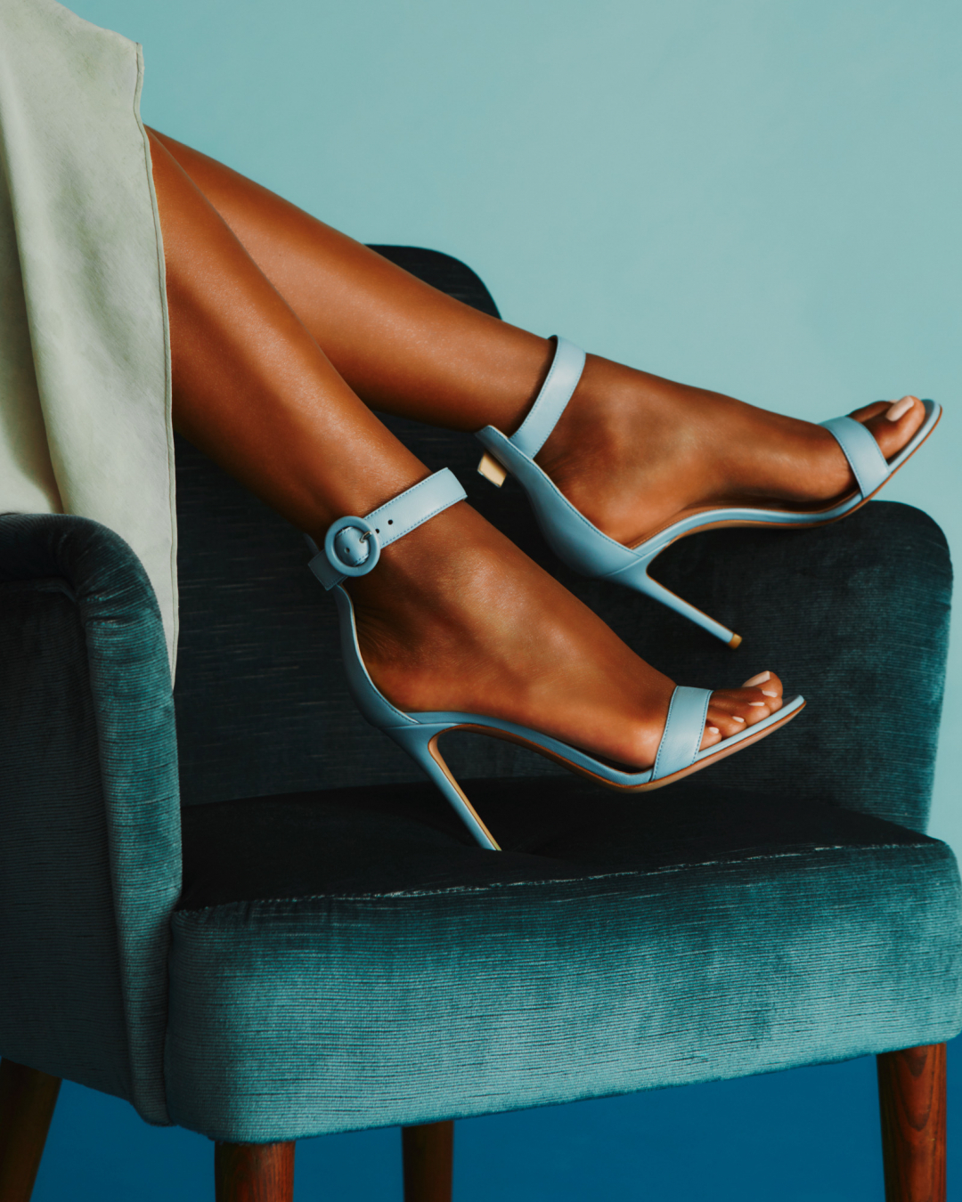 Gianvito Rossi - The iconic Portofino steps out in an enticing stonewash blue hue that exalts its flawless lines and harmonious proportions. 

#GianvitoRossi
#GianvitoSignatures
#GianvitoSandals
#Gian...