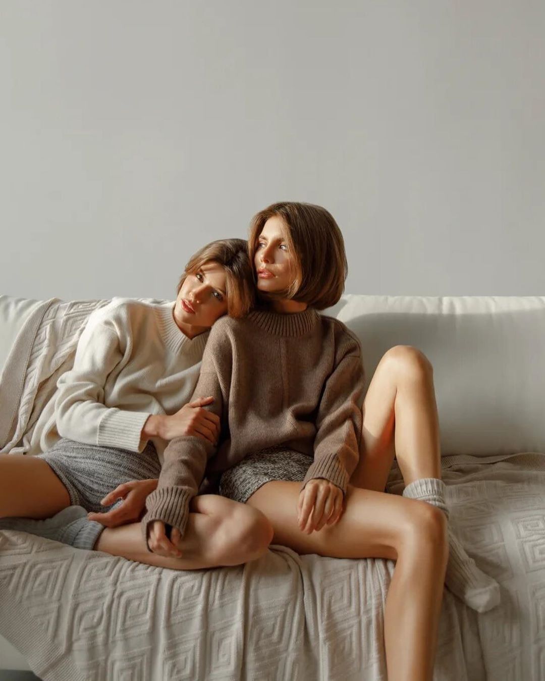 2MOOD - TEPLO
NEW LOOKBOOK
⠀ 
[знач. Об ощущении кем-нибудь тепла]
Запотевшие окна машин,
Мурашки по коже,
Сезон холодных рук и горячего чая.
Любимые носки, самый длинный свитер и уютный плед.
Тепл...