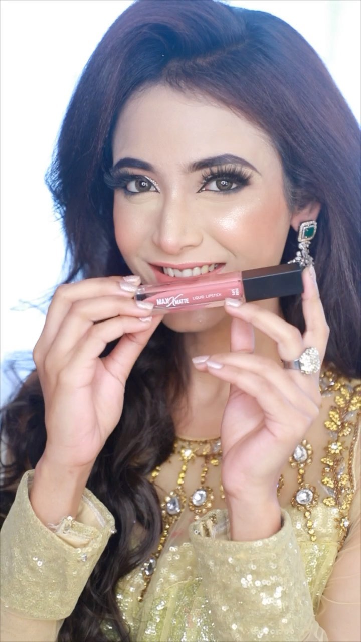 Iba - Re-create this amazing wedding look created using Iba Makeup Box by the pro makeup artist @makeupbyfarheenhussain 

💗 Look created using - Iba Makeup Box - Fair Skin Tone 

MRP - Rs. 4364
Offer...