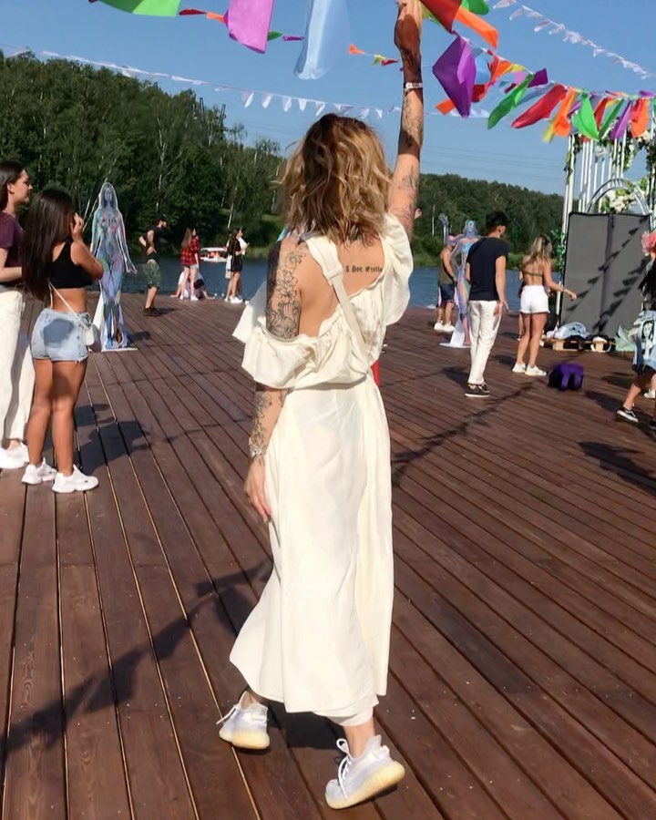 ⠀⠀⠀⠀⠀⠀⠀⠀⠀MASHA TSIGAL - Friday party,Sunday party 🎉 WTF 😂 ⠀
Я наконец-то потанцевала на загородном #openair, a позже на #whiteparty на лодке 😅(подробности в сториз ) ⠀
Такие  красивые летние вечеринки...