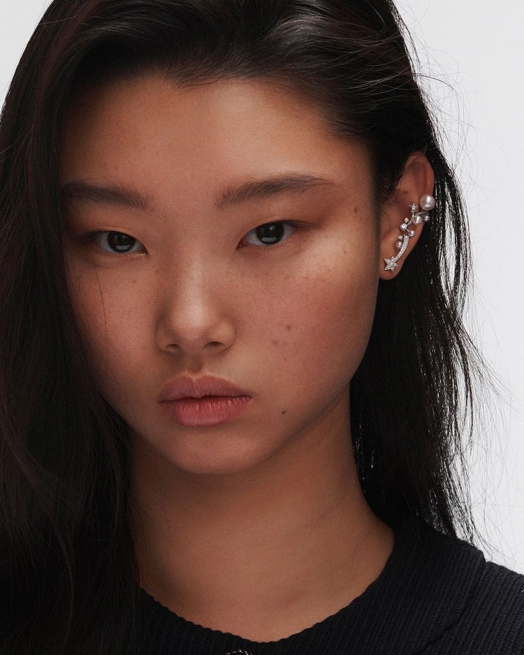 CHANEL - THE VOCABULARY OF STYLE
ACCENTUATE. One large earring worn on just one side: style is a sizable matter.

Discover CHANEL earrings. Link in bio.

#CHANELFineJewelry #chanelcomete 
@mulan_bae