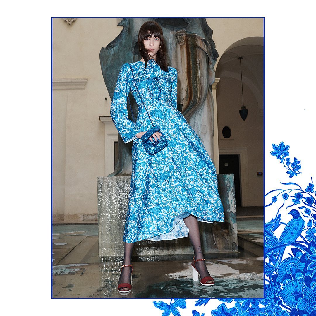 Valentino - A new narrative course.
Inside Maison Valentino, a story unfolds between craft and innovation.

For #ValentinoBluegrace, navy blue motifs historically used in Dutch pottery decorate dresse...