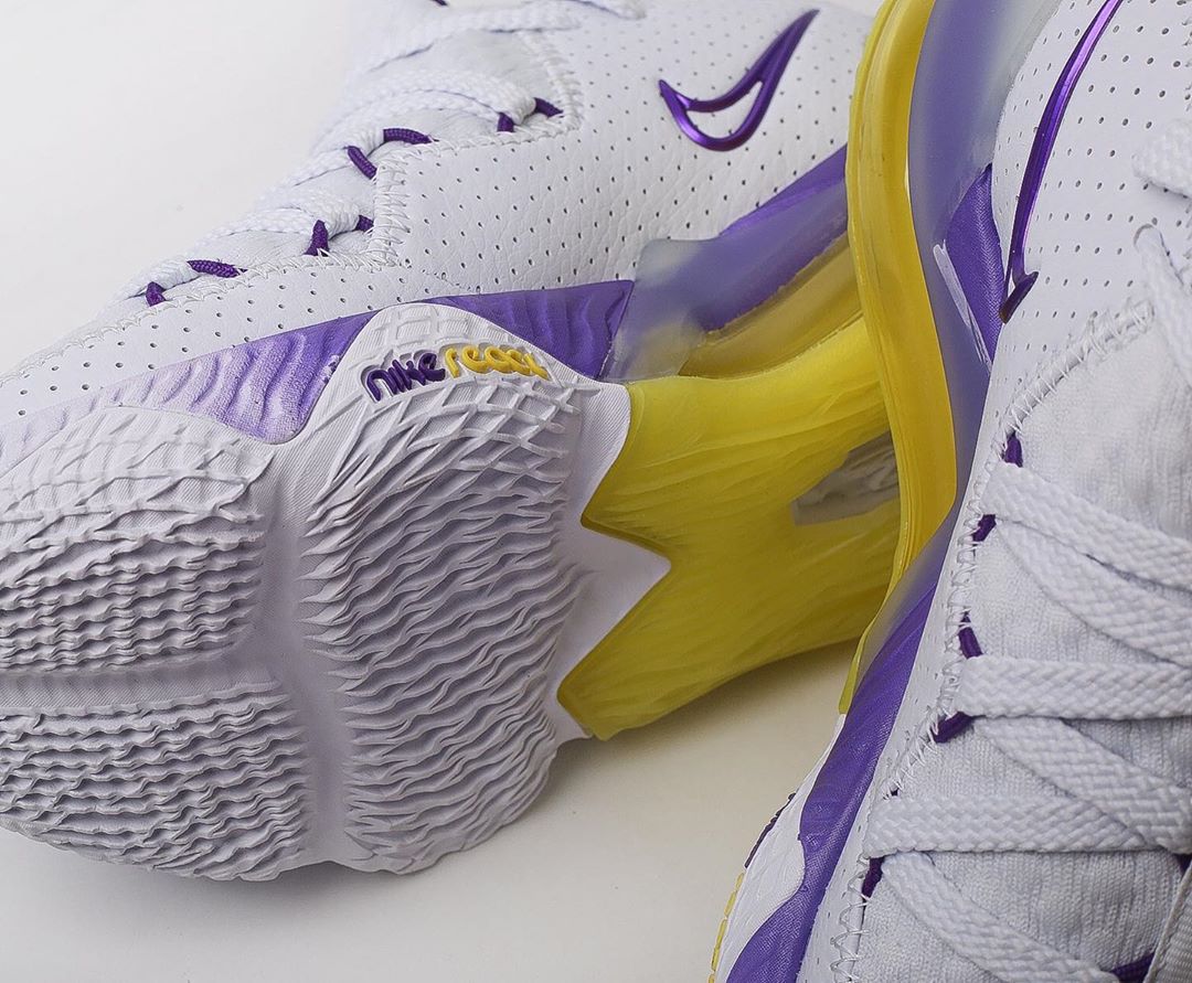 Магазин Streetball - Nike LeBron 17 Low Lakers

Белый силуэт с яркими жёлто-фиолетовыми вставками — одно из лучших сочетаний цветов в мире баскетбола. Кроссовки запоминаются не только расцветкой, но и...