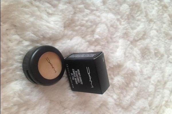 Good (?) work from MAC Studio Finish Concealer Cache-cernes Spf 35 NC20 - review