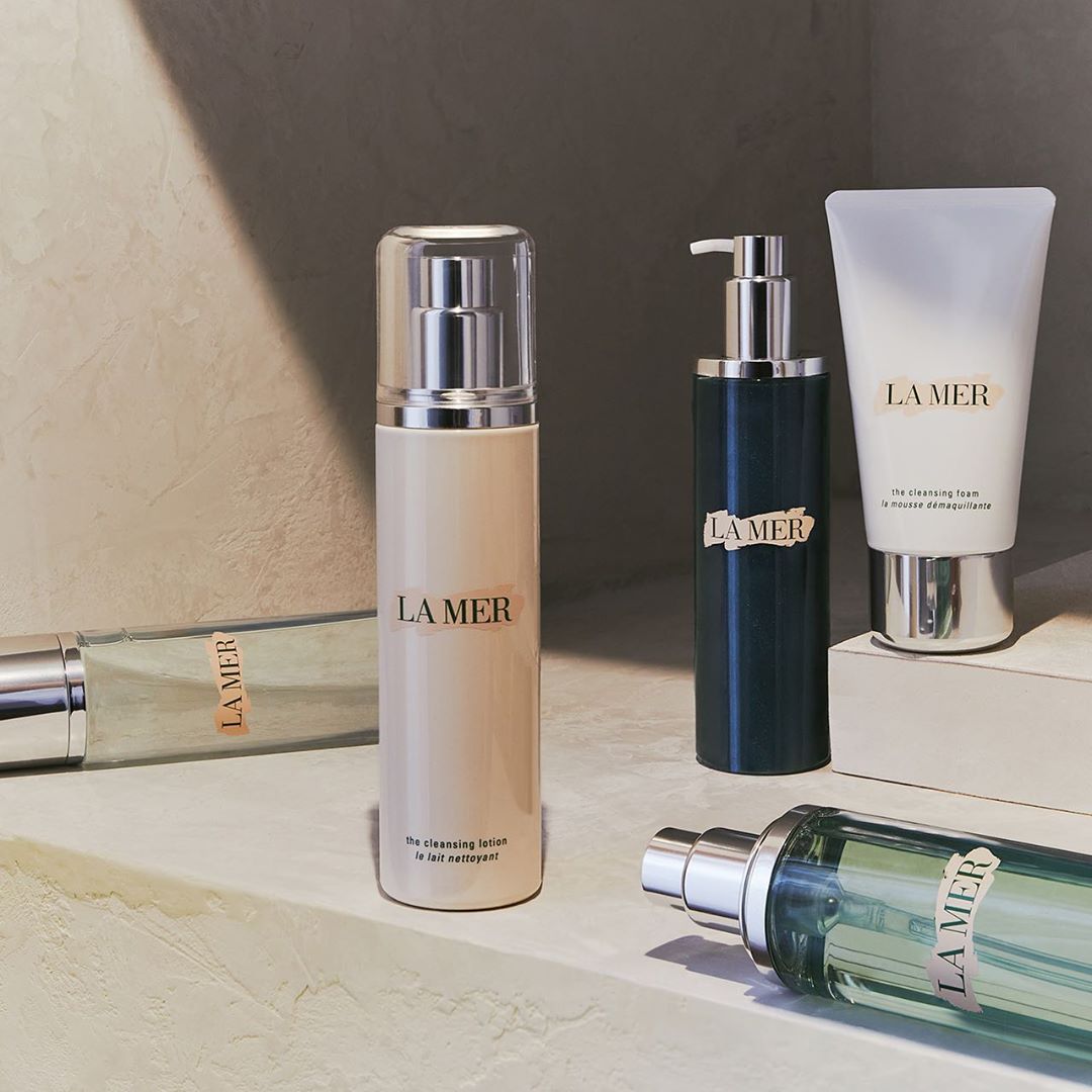 LA MER - Cleansers by day, pollution fighters by night. From oil to foam to gel, our collection of purifiers gives new meaning to clean.