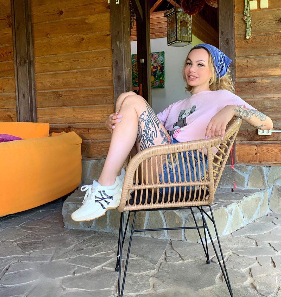 ⠀⠀⠀⠀⠀⠀⠀⠀⠀MASHA TSIGAL - Всем привееет 🧚‍♀️ ⠀
ВНИМАЕНИЕ КОНКУРС! ЧИТАЕМ ДО КОНЦА! ⠀
 
Продолжаю обустраиваться на даче🦊
И вот уже ко мне приехали любимые стулья от @deephouse_design ⠀
Ребята возят стул...