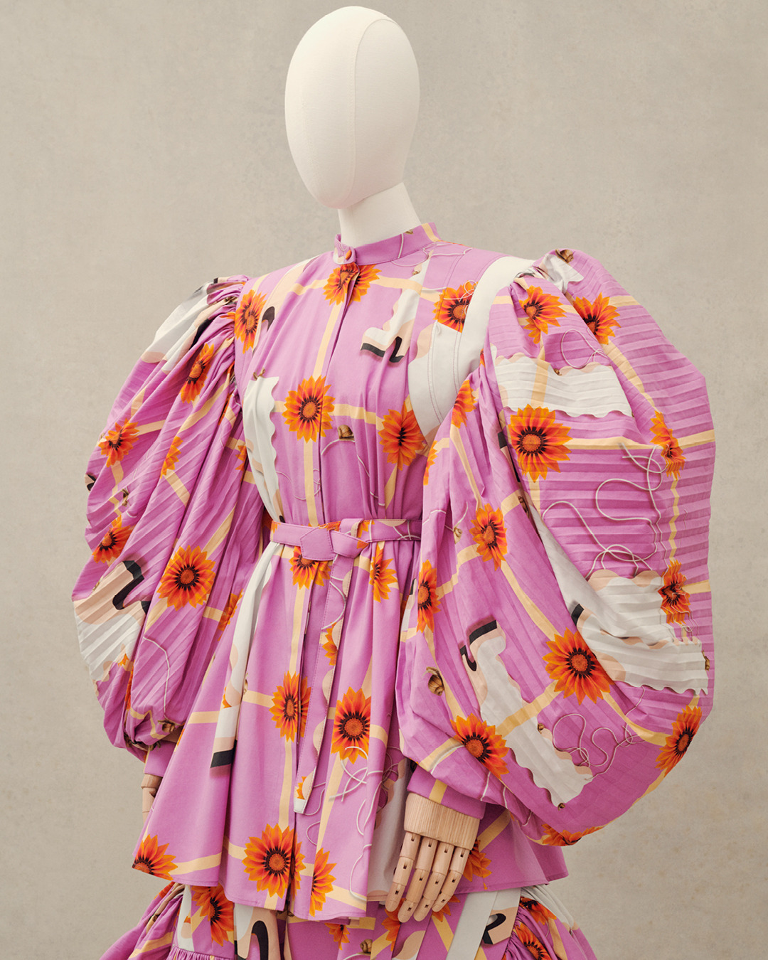 LOEWE - Grandad collar shirt and voluminous pants in cotton poplin in a graphic floral by artist Anthea Hamilton. 

From the LOEWE SS21 Women's collection designed by Jonathan Anderson.

See more on l...
